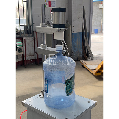 Botol Plastik Otomatis 3 Galon 5 Galon 20 Liter Peralatan Mesin Capping Air Botol Untuk Mesin Pengisian Galon pemasok