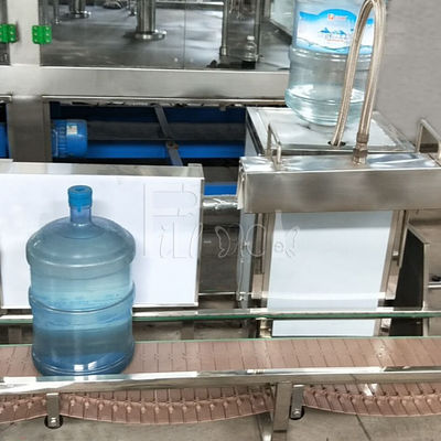 Mesin Pembotolan Air 120bph 3/5 Galon / 20l Dengan Perangkat Pemuatan Bucket Otomatis pemasok